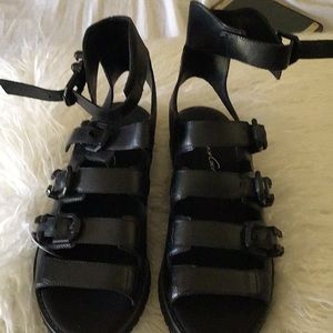 Kennetth Cole Black leather sandals size 6